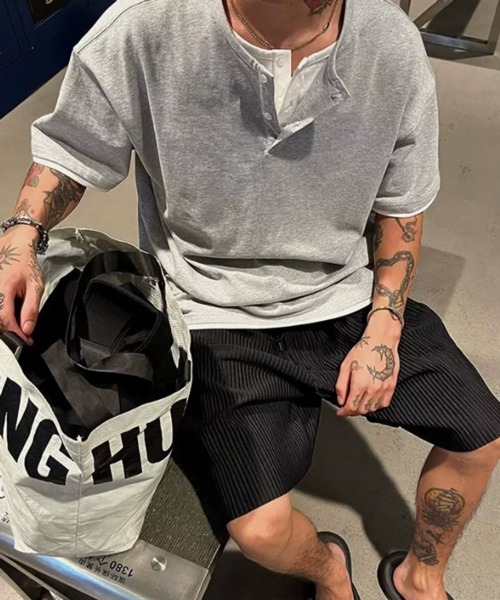 NOWLE(ノウル)の「【NOWLE】フェイクツーピース ヘンリーネック半袖 Tシャツ / スマートリラックス レイヤード トップス(Tシャツ/カットソー・メンズ・グレー/ブラック・LARGE/X-LARGE/MEDIUM)」の7枚目の写真
