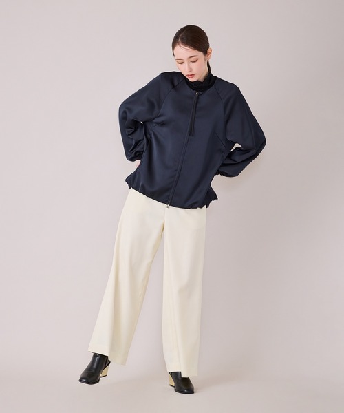 Audie a Muses(オーディアミューズ)の「ふっくらギャザーディテールジップアップブルゾン(ブルゾン・レディース・ベージュ/ネイビー・FREE)」の2枚目の写真