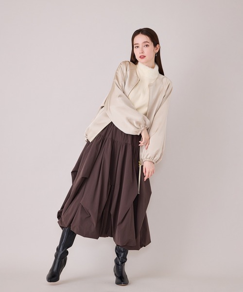 Audie a Muses(オーディアミューズ)の「ふっくらギャザーディテールジップアップブルゾン(ブルゾン・レディース・ベージュ/ネイビー・FREE)」の4枚目の写真