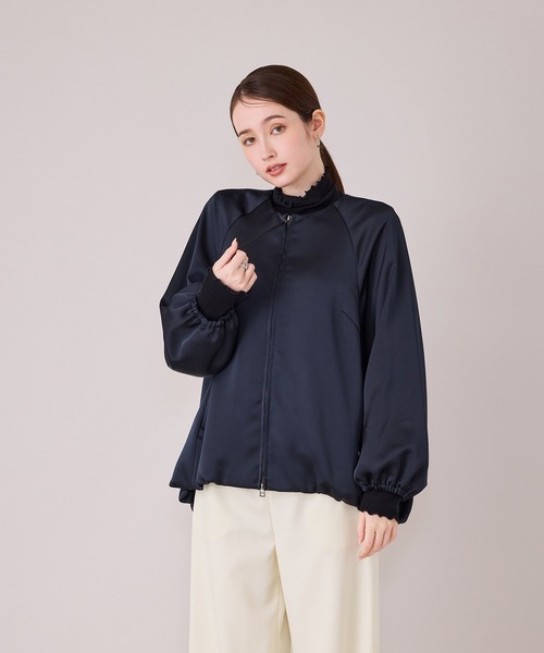 Audie a Muses(オーディアミューズ)の「ふっくらギャザーディテールジップアップブルゾン(ブルゾン・レディース・ベージュ/ネイビー・FREE)」の6枚目の写真