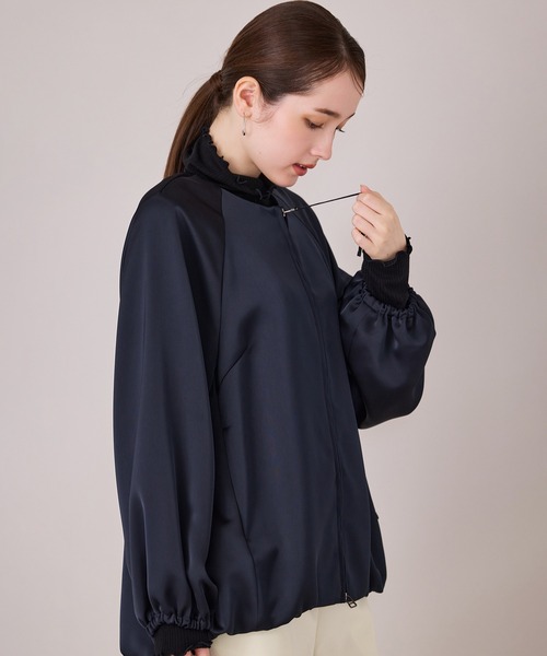 Audie a Muses(オーディアミューズ)の「ふっくらギャザーディテールジップアップブルゾン(ブルゾン・レディース・ベージュ/ネイビー・FREE)」の7枚目の写真