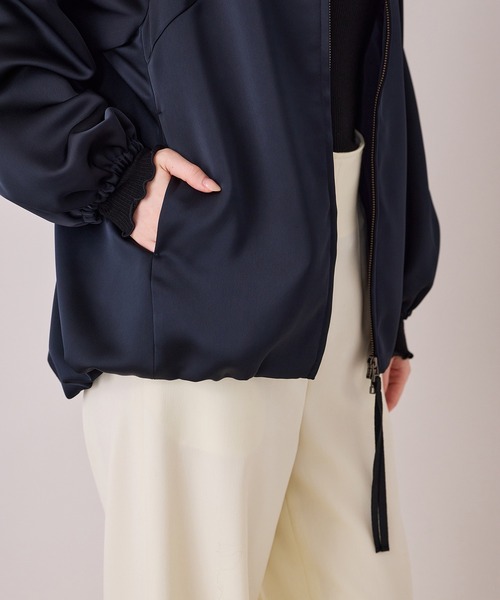 Audie a Muses(オーディアミューズ)の「ふっくらギャザーディテールジップアップブルゾン(ブルゾン・レディース・ベージュ/ネイビー・FREE)」の8枚目の写真