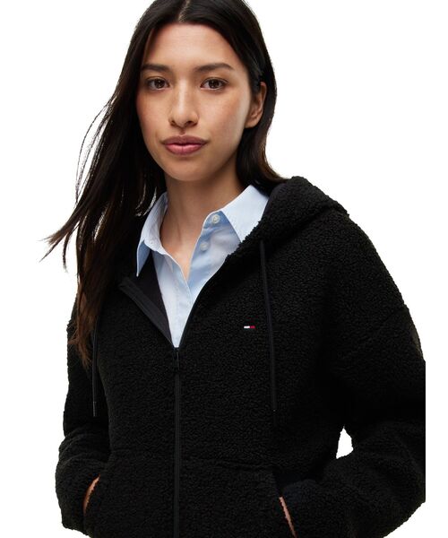 tommy jeans（トミー ジーンズ）の「【ZOZO限定】フラッグロゴ シェルパフリース ジップアップパーカー（スウェット・レディース・ブラック/ホワイト・SMALL/MEDIUM/X-SMALL）」の4枚目の写真