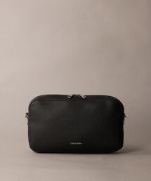 Calvin Klein | クロスボディバッグ - ウェビング2Xストラップカメラバッグ(ショルダーバッグ)