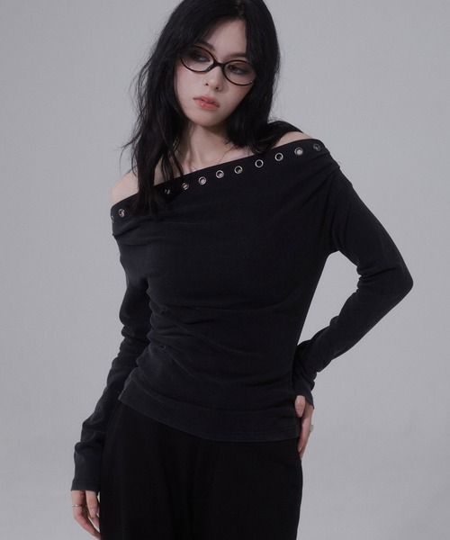 ENVYM(アンビー)の「ピグメント アイレット オフショル トップス(Tシャツ/カットソー・レディース・グレー/ブラウン/カーキ・FREE)」の2枚目の写真