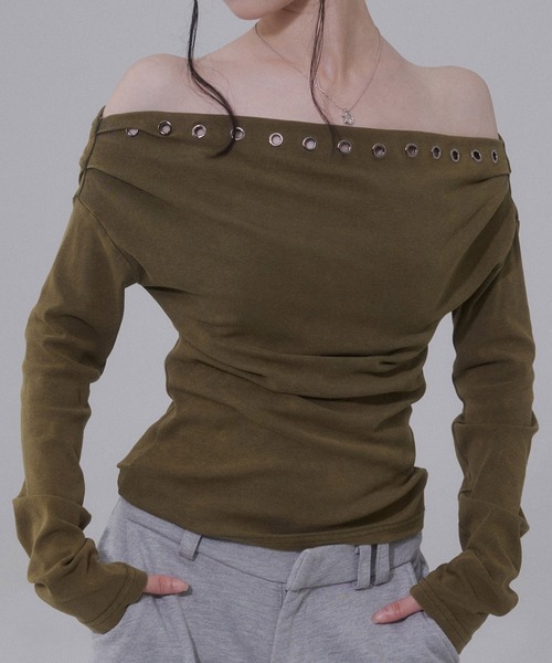 ENVYM(アンビー)の「ピグメント アイレット オフショル トップス(Tシャツ/カットソー・レディース・グレー/ブラウン/カーキ・FREE)」の1枚目の写真
