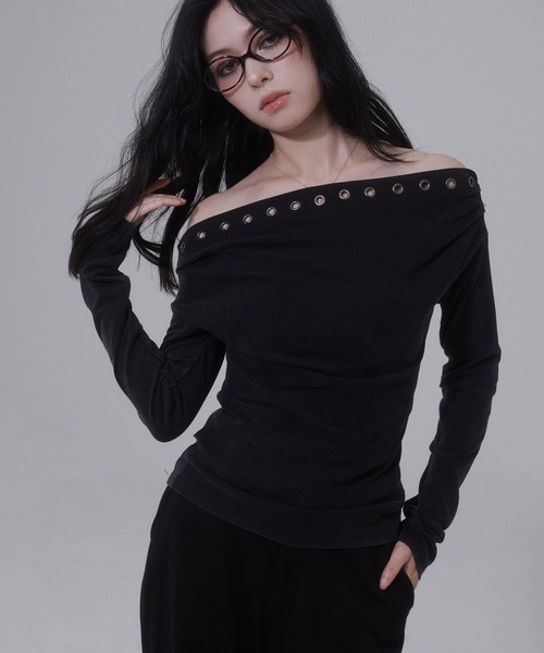 ENVYM(アンビー)の「ピグメント アイレット オフショル トップス(Tシャツ/カットソー・レディース・グレー/ブラウン/カーキ・FREE)」の4枚目の写真