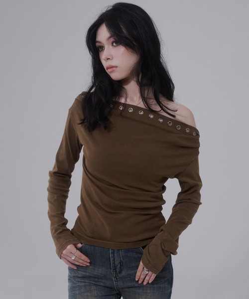 ENVYM(アンビー)の「ピグメント アイレット オフショル トップス(Tシャツ/カットソー・レディース・グレー/ブラウン/カーキ・FREE)」の7枚目の写真