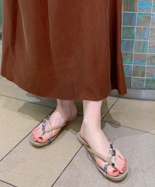 Ray BEAMS（レイビームス）の「PLAKTON / スネーク トング サンダル（サンダル・レディース・ベージュ/ブラック・38/39/35/36/37）」の2枚目の写真