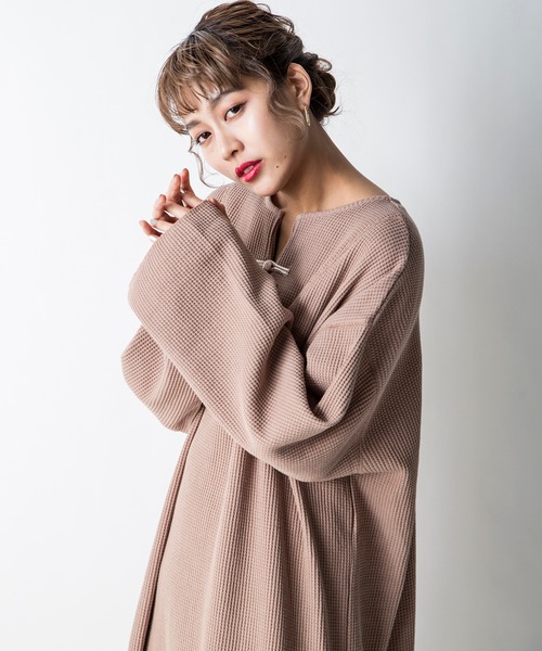 MILLION CARATS（ミリオンカラッツ）の「【STYLE4】チャイナ風ワッフルワンピース（ワンピース・レディース・ライトグレー/サンドベージュ・FREE）」の6枚目の写真