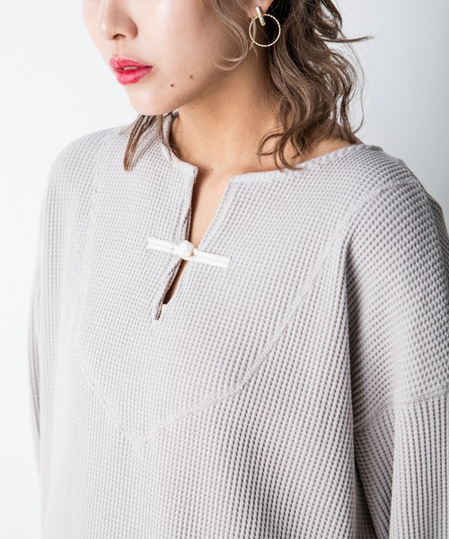 MILLION CARATS（ミリオンカラッツ）の「【STYLE4】チャイナ風ワッフルワンピース（ワンピース・レディース・ライトグレー/サンドベージュ・FREE）」の9枚目の写真