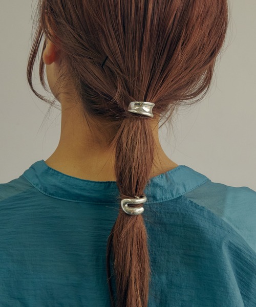 GOLDY(ゴールディ)の「ワイド & ダブル ライン メタル セット ヘアカフ(ヘアゴム・レディース・シルバー/ゴールド/シルバー系その他/ゴールド系その他・FREE)」の3枚目の写真