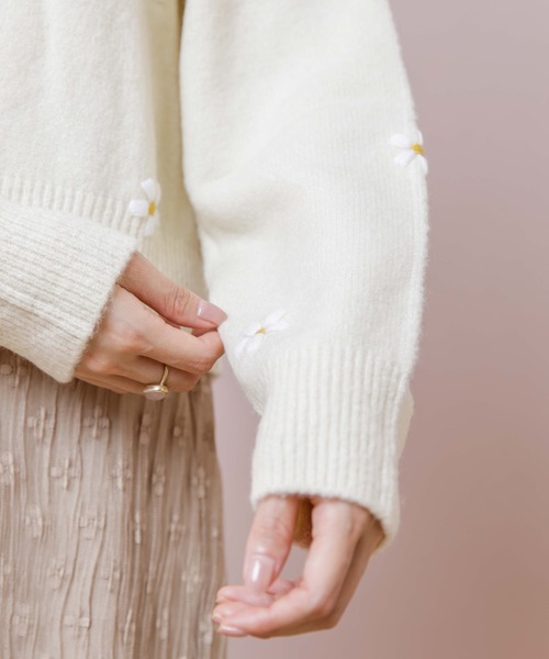 flower（フラワー）の「エンブロイダリーフラワーズニット（ニット/セーター・レディース・ベージュ/イエロー/アイボリー・FREE）」の8枚目の写真