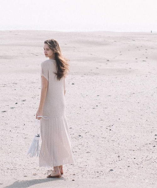 CAMILLE EAU（カミーユオー）の「透かし柄ニットワンピース（ワンピース・レディース・ブラック/ベージュ・MEDIUM）」の11枚目の写真