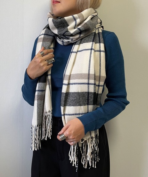 Fizz（フィズ）の「【Fizz/フィズ】　チェック柄　大判ストール（マフラー・レディース・ブラック/ベージュ/パープル/ネイビー/ブラウン/レッド/オフホワイト/オリーブ/ブルー/グリーン/アイボリー/モカ/ホワイト×ブラック/キャメル/ブラック×パープル/グレイッシュベージュ/ブラウン系/ベージュ系/ベージュ系1/ベージュ系2/ベージュ系3/グリーン系/ネイビー系1/ネイビー系2/ピンク系/レッド系/レッド系1/ネイビー系/ホワイト系1/ブルー系/グリーン系1・FREE）」の5枚目の写真