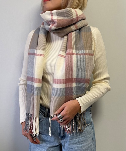 Fizz（フィズ）の「【Fizz/フィズ】　チェック柄　大判ストール（マフラー・レディース・ブラック/ベージュ/パープル/ネイビー/ブラウン/レッド/オフホワイト/オリーブ/ブルー/グリーン/アイボリー/モカ/ホワイト×ブラック/キャメル/ブラック×パープル/グレイッシュベージュ/ブラウン系/ベージュ系/ベージュ系1/ベージュ系2/ベージュ系3/グリーン系/ネイビー系1/ネイビー系2/ピンク系/レッド系/レッド系1/ネイビー系/ホワイト系1/ブルー系/グリーン系1・FREE）」の12枚目の写真