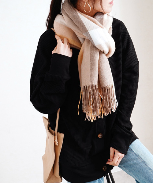 Fizz（フィズ）の「【Fizz/フィズ】　チェック柄　大判ストール（マフラー・レディース・ブラック/ベージュ/パープル/ネイビー/ブラウン/レッド/オフホワイト/オリーブ/ブルー/グリーン/アイボリー/モカ/ホワイト×ブラック/キャメル/ブラック×パープル/グレイッシュベージュ/ブラウン系/ベージュ系/ベージュ系1/ベージュ系2/ベージュ系3/グリーン系/ネイビー系1/ネイビー系2/ピンク系/レッド系/レッド系1/ネイビー系/ホワイト系1/ブルー系/グリーン系1・FREE）」の15枚目の写真