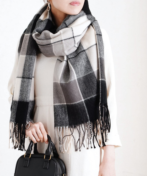Fizz（フィズ）の「【Fizz/フィズ】　チェック柄　大判ストール（マフラー・レディース・ブラック/ベージュ/パープル/ネイビー/ブラウン/レッド/オフホワイト/オリーブ/ブルー/グリーン/アイボリー/モカ/ホワイト×ブラック/キャメル/ブラック×パープル/グレイッシュベージュ/ブラウン系/ベージュ系/ベージュ系1/ベージュ系2/ベージュ系3/グリーン系/ネイビー系1/ネイビー系2/ピンク系/レッド系/レッド系1/ネイビー系/ホワイト系1/ブルー系/グリーン系1・FREE）」の4枚目の写真