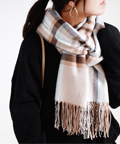 Fizz（フィズ）の「【Fizz/フィズ】　チェック柄　大判ストール（マフラー・レディース・ブラック/ベージュ/パープル/ネイビー/ブラウン/レッド/オフホワイト/オリーブ/ブルー/グリーン/アイボリー/モカ/ホワイト×ブラック/キャメル/ブラック×パープル/グレイッシュベージュ/ブラウン系/ベージュ系/ベージュ系1/ベージュ系2/ベージュ系3/グリーン系/ネイビー系1/ネイビー系2/ピンク系/レッド系/レッド系1/ネイビー系/ホワイト系1/ブルー系/グリーン系1・FREE）」の10枚目の写真