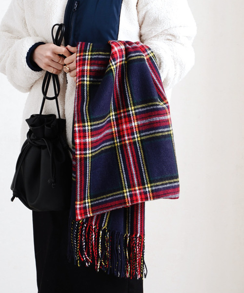 Fizz（フィズ）の「【Fizz/フィズ】　チェック柄　大判ストール（マフラー・レディース・ブラック/ベージュ/パープル/ネイビー/ブラウン/レッド/オフホワイト/オリーブ/ブルー/グリーン/アイボリー/モカ/ホワイト×ブラック/キャメル/ブラック×パープル/グレイッシュベージュ/ブラウン系/ベージュ系/ベージュ系1/ベージュ系2/ベージュ系3/グリーン系/ネイビー系1/ネイビー系2/ピンク系/レッド系/レッド系1/ネイビー系/ホワイト系1/ブルー系/グリーン系1・FREE）」の20枚目の写真