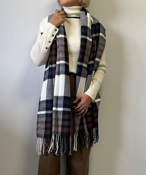Fizz（フィズ）の「【Fizz/フィズ】　チェック柄　大判ストール（マフラー・レディース・ブラック/ベージュ/パープル/ネイビー/ブラウン/レッド/オフホワイト/オリーブ/ブルー/グリーン/アイボリー/モカ/ホワイト×ブラック/キャメル/ブラック×パープル/グレイッシュベージュ/ブラウン系/ベージュ系/ベージュ系1/ベージュ系2/ベージュ系3/グリーン系/ネイビー系1/ネイビー系2/ピンク系/レッド系/レッド系1/ネイビー系/ホワイト系1/ブルー系/グリーン系1・FREE）」の8枚目の写真