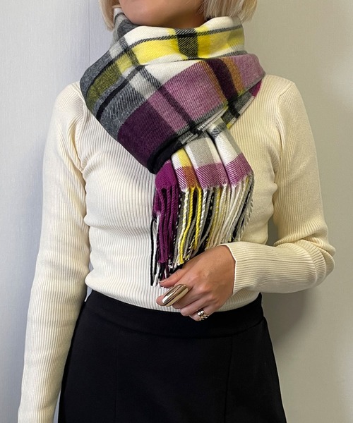 Fizz（フィズ）の「【Fizz/フィズ】　チェック柄　大判ストール（マフラー・レディース・ブラック/ベージュ/パープル/ネイビー/ブラウン/レッド/オフホワイト/オリーブ/ブルー/グリーン/アイボリー/モカ/ホワイト×ブラック/キャメル/ブラック×パープル/グレイッシュベージュ/ブラウン系/ベージュ系/ベージュ系1/ベージュ系2/ベージュ系3/グリーン系/ネイビー系1/ネイビー系2/ピンク系/レッド系/レッド系1/ネイビー系/ホワイト系1/ブルー系/グリーン系1・FREE）」の7枚目の写真