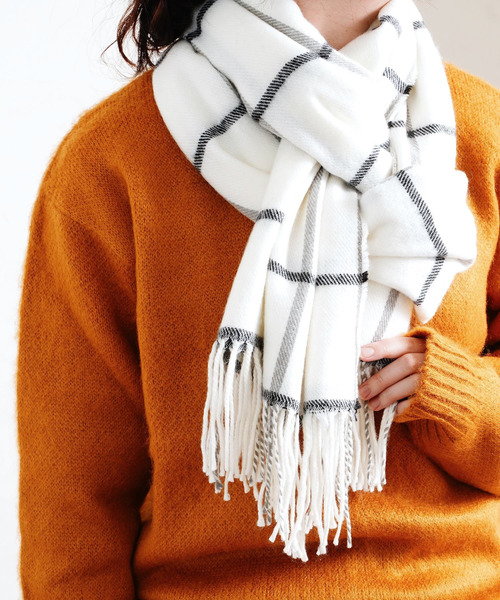 Fizz（フィズ）の「【Fizz/フィズ】　チェック柄　大判ストール（マフラー・レディース・ブラック/ベージュ/パープル/ネイビー/ブラウン/レッド/オフホワイト/オリーブ/ブルー/グリーン/アイボリー/モカ/ホワイト×ブラック/キャメル/ブラック×パープル/グレイッシュベージュ/ブラウン系/ベージュ系/ベージュ系1/ベージュ系2/ベージュ系3/グリーン系/ネイビー系1/ネイビー系2/ピンク系/レッド系/レッド系1/ネイビー系/ホワイト系1/ブルー系/グリーン系1・FREE）」の3枚目の写真