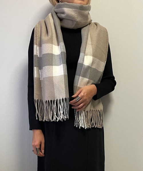 Fizz（フィズ）の「【Fizz/フィズ】　チェック柄　大判ストール（マフラー・レディース・ブラック/ベージュ/パープル/ネイビー/ブラウン/レッド/オフホワイト/オリーブ/ブルー/グリーン/アイボリー/モカ/ホワイト×ブラック/キャメル/ブラック×パープル/グレイッシュベージュ/ブラウン系/ベージュ系/ベージュ系1/ベージュ系2/ベージュ系3/グリーン系/ネイビー系1/ネイビー系2/ピンク系/レッド系/レッド系1/ネイビー系/ホワイト系1/ブルー系/グリーン系1・FREE）」の11枚目の写真