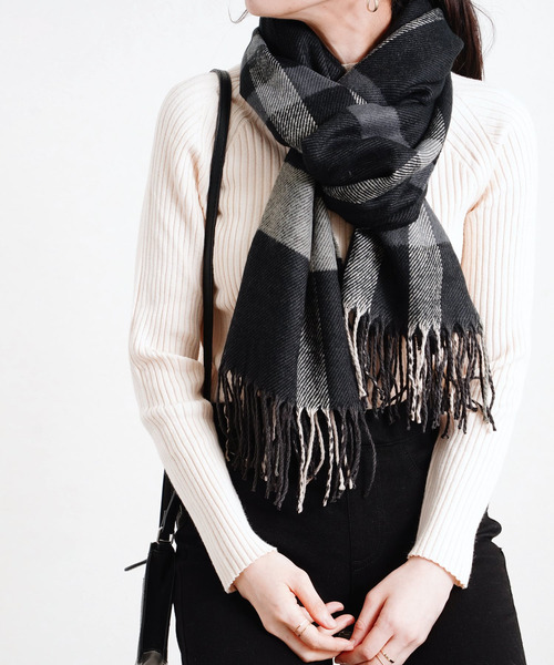 Fizz（フィズ）の「【Fizz/フィズ】　チェック柄　大判ストール（マフラー・レディース・ブラック/ベージュ/パープル/ネイビー/ブラウン/レッド/オフホワイト/オリーブ/ブルー/グリーン/アイボリー/モカ/ホワイト×ブラック/キャメル/ブラック×パープル/グレイッシュベージュ/ブラウン系/ベージュ系/ベージュ系1/ベージュ系2/ベージュ系3/グリーン系/ネイビー系1/ネイビー系2/ピンク系/レッド系/レッド系1/ネイビー系/ホワイト系1/ブルー系/グリーン系1・FREE）」の6枚目の写真