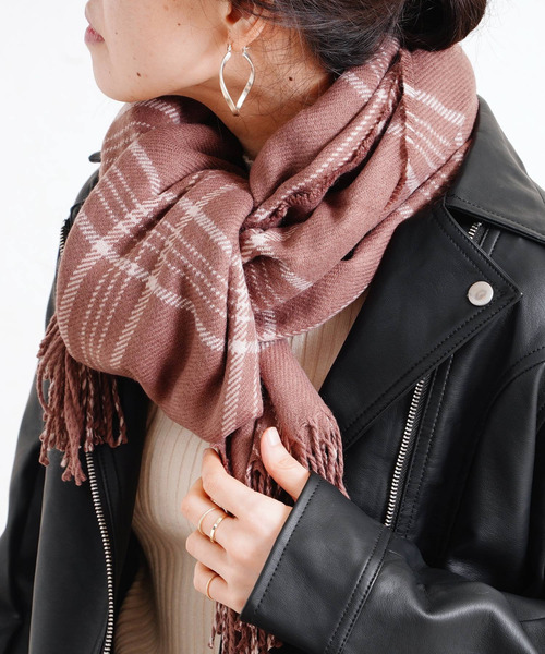 Fizz（フィズ）の「【Fizz/フィズ】　チェック柄　大判ストール（マフラー・レディース・ブラック/ベージュ/パープル/ネイビー/ブラウン/レッド/オフホワイト/オリーブ/ブルー/グリーン/アイボリー/モカ/ホワイト×ブラック/キャメル/ブラック×パープル/グレイッシュベージュ/ブラウン系/ベージュ系/ベージュ系1/ベージュ系2/ベージュ系3/グリーン系/ネイビー系1/ネイビー系2/ピンク系/レッド系/レッド系1/ネイビー系/ホワイト系1/ブルー系/グリーン系1・FREE）」の9枚目の写真