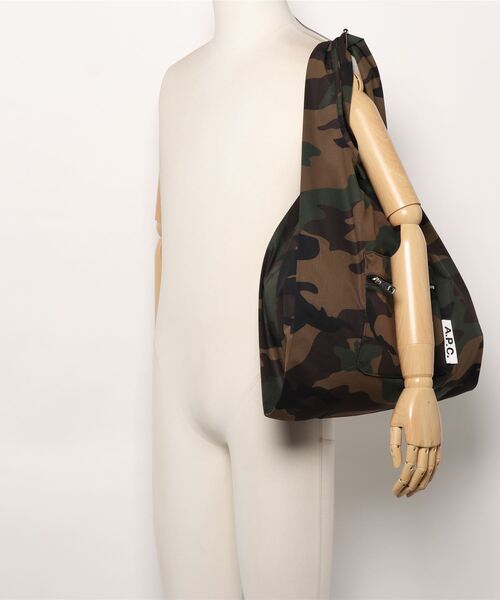 A.P.C.（アーペーセー）の「SHOPPING ULTRALIGHT MINIMAL  22P（エコバッグ/サブバッグ・メンズ・カーキ・ONESIZE）」の5枚目の写真