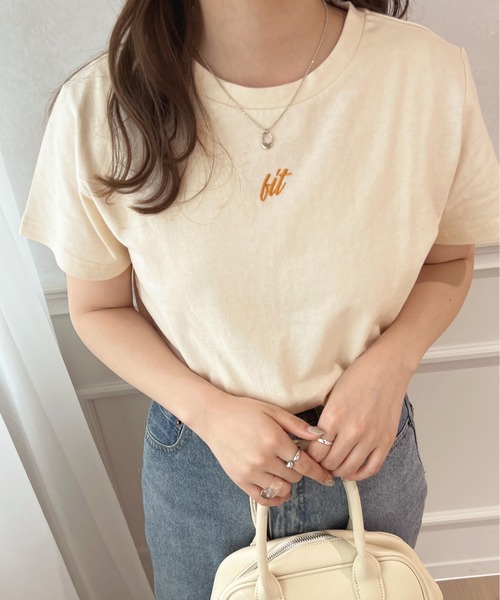 apres jour(アプレジュール)の「ちびロゴ刺繍Tシャツ【ZOZOTOWN限定アイテム】(Tシャツ/カットソー・レディース・ピンク/アイボリー/オフホワイト・フリー/X-LARGE)」の2枚目の写真