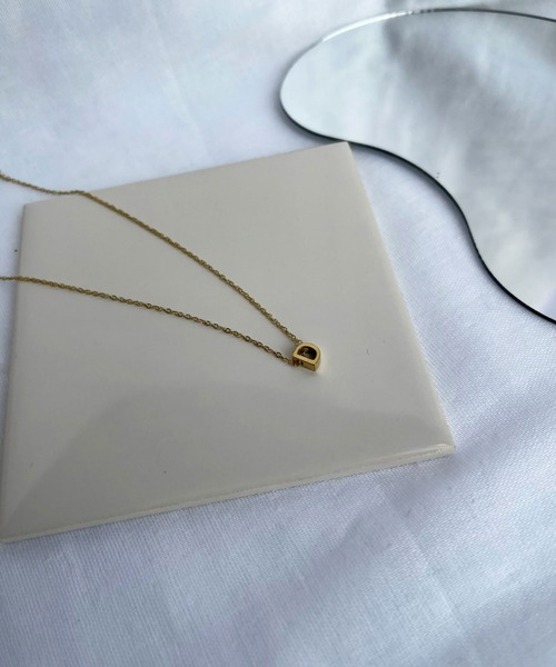 BROTHERHOOD（ブラザーフッド）の「【earyear】イニシャル チャーム ネックレス ゴールド（ネックレス・レディース・B/W/X/G/H/Z/O/P/R/J/V/N/D/F/T/E/Y/U/Q/S/A/C/L/M/I/K・FREE）」の4枚目の写真