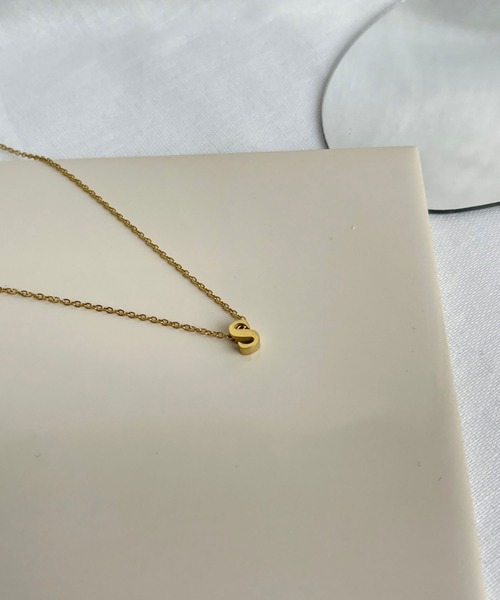 BROTHERHOOD（ブラザーフッド）の「【earyear】イニシャル チャーム ネックレス ゴールド（ネックレス・レディース・B/W/X/G/H/Z/O/P/R/J/V/N/D/F/T/E/Y/U/Q/S/A/C/L/M/I/K・FREE）」の19枚目の写真