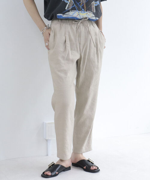 fredy emue（フレディエミュ）の「リネンストレッチテーパードパンツ【サイズ展開あり】（スラックス・レディース・ブラック/ベージュ/カーキ・38/36）」の2枚目の写真