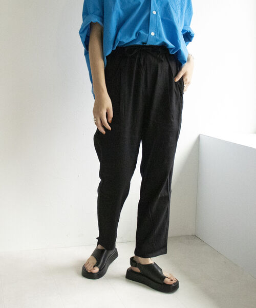 fredy emue（フレディエミュ）の「リネンストレッチテーパードパンツ【サイズ展開あり】（スラックス・レディース・ブラック/ベージュ/カーキ・38/36）」の17枚目の写真