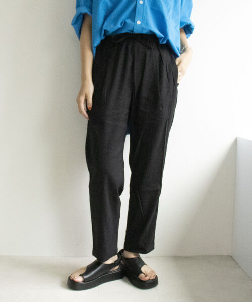 fredy emue（フレディエミュ）の「リネンストレッチテーパードパンツ【サイズ展開あり】（スラックス・レディース・ブラック/ベージュ/カーキ・38/36）」の18枚目の写真