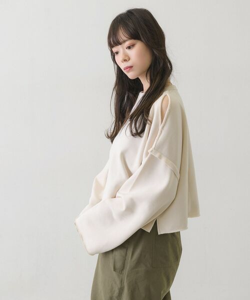 RETRO GIRL（レトロガール）の「肩スリットショートトレーナー（Tシャツ/カットソー・レディース・チャコールグレー/ピンク/グリーン/ナチュラル・FREE）」の10枚目の写真