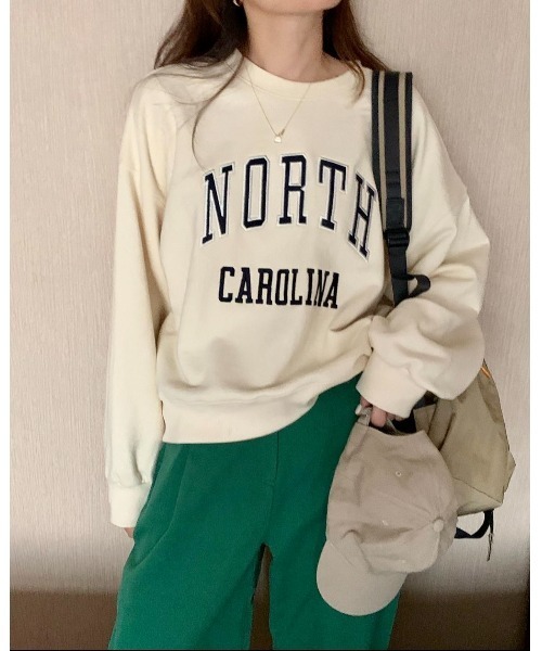 MINS MINIS（ミンスミニス）の「ノースカロリナ刺繍ロゴスウェット（スウェット・レディース・グリーン/アイボリー/ワイン・FREE）」の2枚目の写真