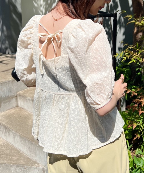 CLEA(クレア)の「コットン刺繍 スクエアネック ペプラムブラウス(シャツ/ブラウス・レディース・アイボリー/ホワイト・FREE)」の2枚目の写真