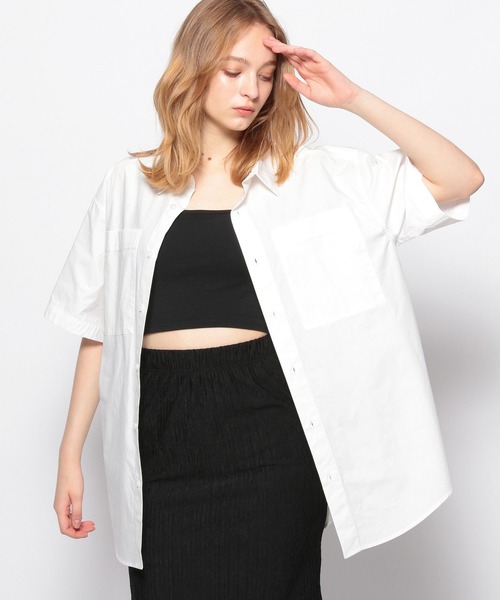 FOREVER 21(フォーエバー トゥエンティーワン)の「【STREET】ダブルポケットBIGシャツ(シャツ/ブラウス・レディース・レッド/ホワイト/ブルー・FREE)」の2枚目の写真