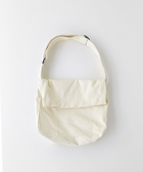 minsobi(ミンソビ)の「キャンバスショルダーバッグ(ショルダーバッグ・メンズ・ベージュ/ブラック・FREE)」の2枚目の写真