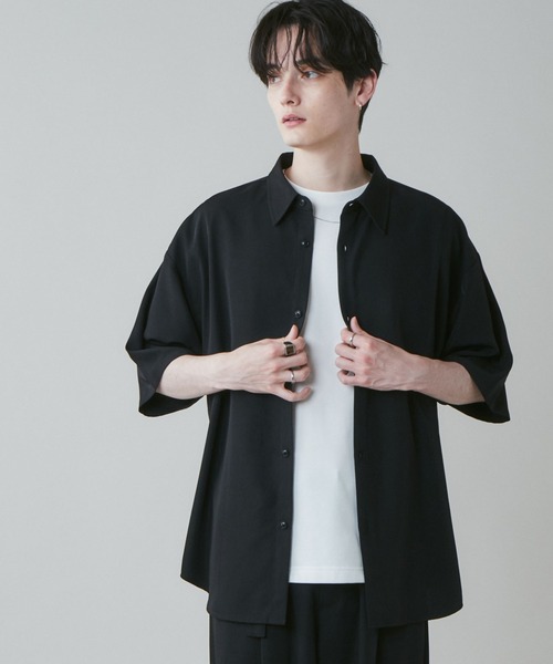 LUCY（ルーシー）の「LUCY/【セットアップ対応】トロミ BIGシャツ（シャツ/ブラウス・メンズ・ブラック/ダークグレー/ブルー系その他/パープル/ダークブラウン・MEDIUM/LARGE）」の2枚目の写真