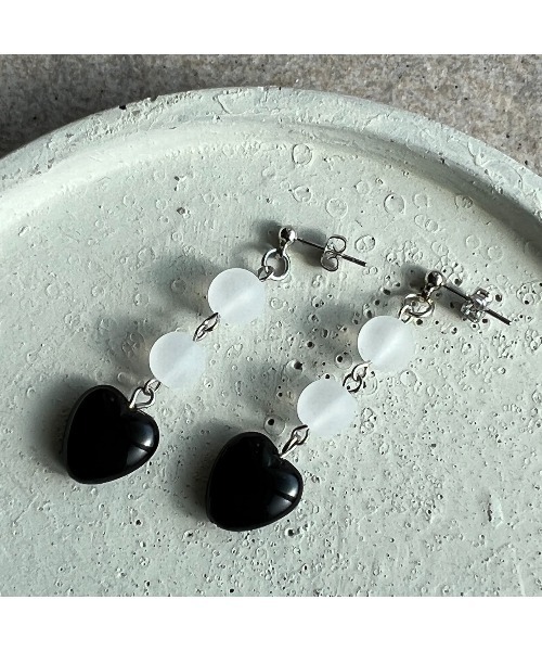 tone(トーン)の「【-lensa-】ブラックハートのシンプルピアス(MA)(ピアス(両耳用)・レディース・ブラック・FREE)」の1枚目の写真