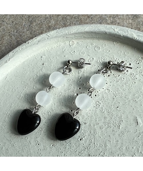 tone(トーン)の「【-lensa-】ブラックハートのシンプルピアス(MA)(ピアス(両耳用)・レディース・ブラック・FREE)」の2枚目の写真