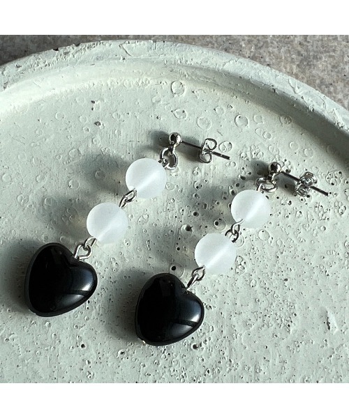 tone(トーン)の「【-lensa-】ブラックハートのシンプルピアス(MA)(ピアス(両耳用)・レディース・ブラック・FREE)」の3枚目の写真