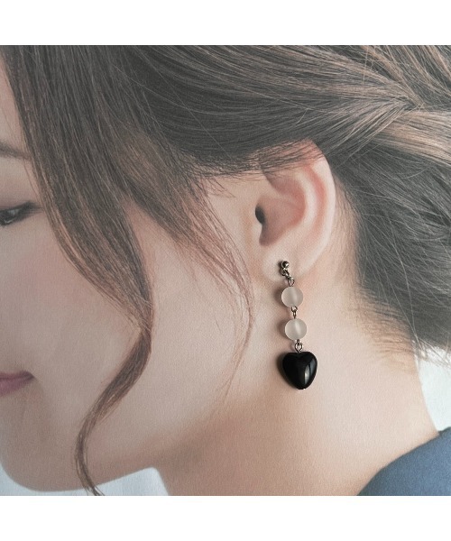 tone(トーン)の「【-lensa-】ブラックハートのシンプルピアス(MA)(ピアス(両耳用)・レディース・ブラック・FREE)」の5枚目の写真