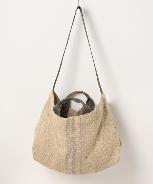 PUEBCO（プエブコ）の「JUTE GRAIN SHOULDER BAG（ショルダーバッグ・メンズ・ベージュ系その他・ONE SIZE）」の2枚目の写真