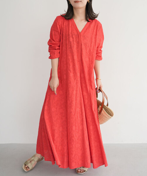 SLOBE IENA（スローブイエナ）の「カットジャガードVネック切り替えワンピース（ワンピース・レディース・ホワイト/レッド/ブラック・FREE）」の9枚目の写真