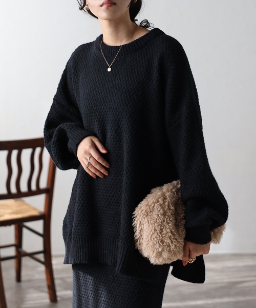 amini(アミニ)の「【セットアップ対応商品】サイドスリット鹿の子トップス(ニット/セーター・レディース・グレー/テラコッタ/ブラック/ベージュ・MEDIUM)」の2枚目の写真